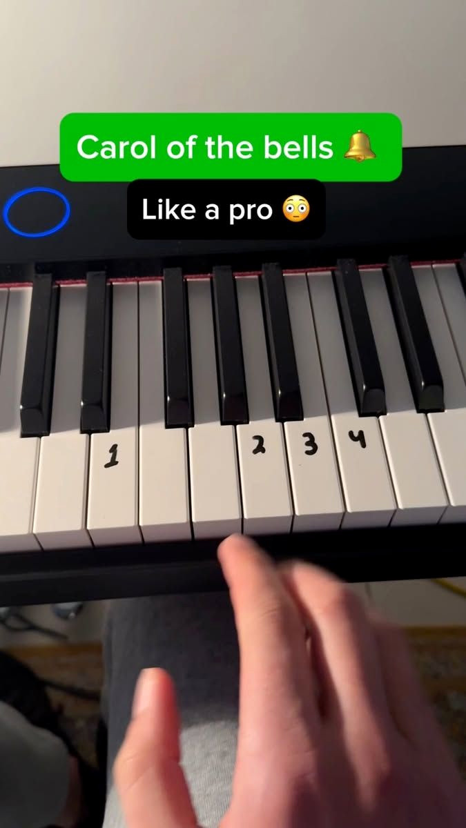 Deck the Halls: Easy Christmas Piano Tutorial [173K Views]